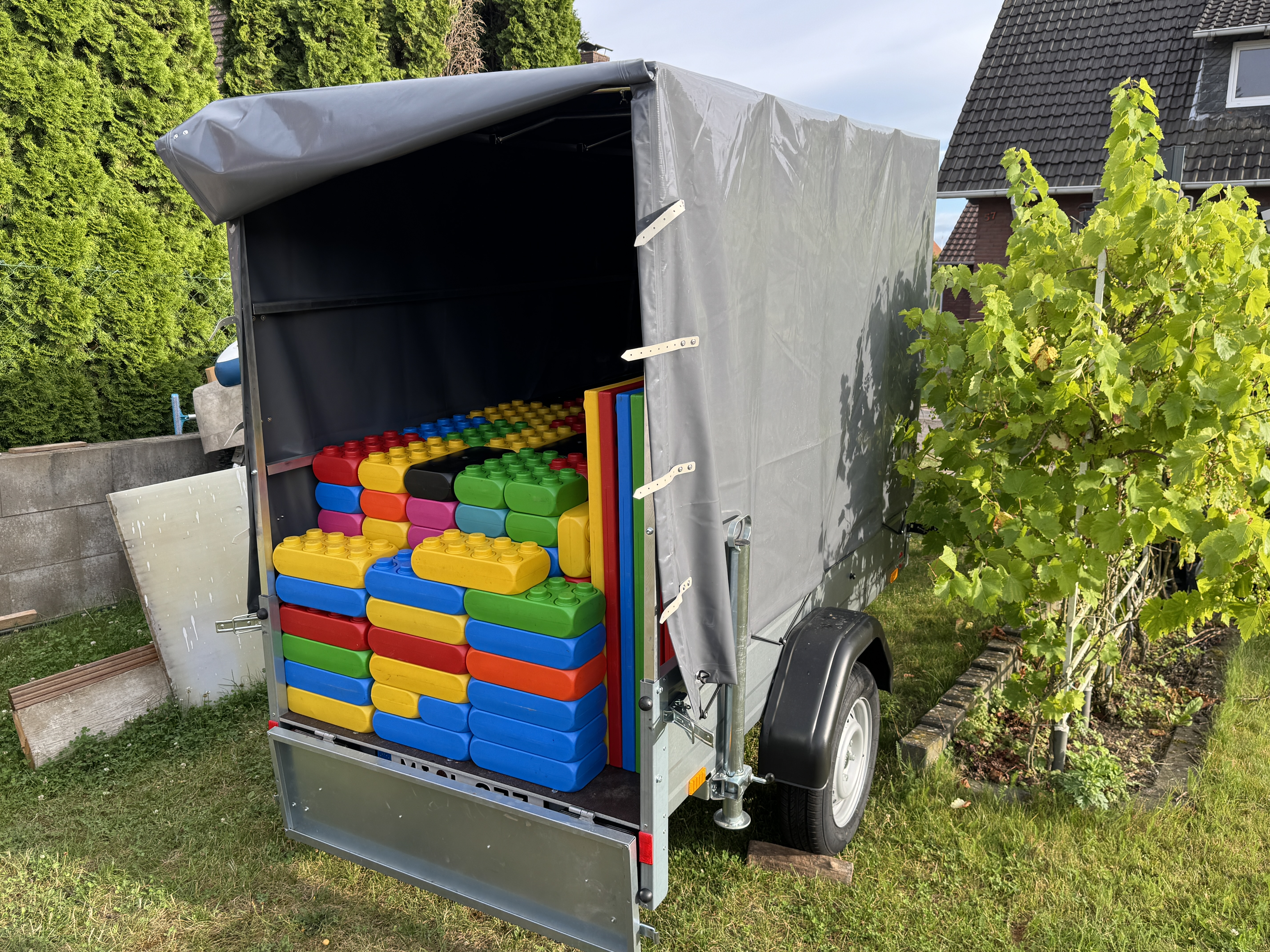 Kinder spielen mit bunten Bausteinen